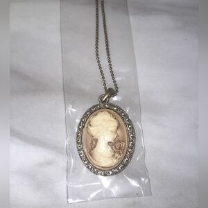 Elegant Cameo Pendant Necklace